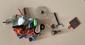 Avec divers objets on cherche….